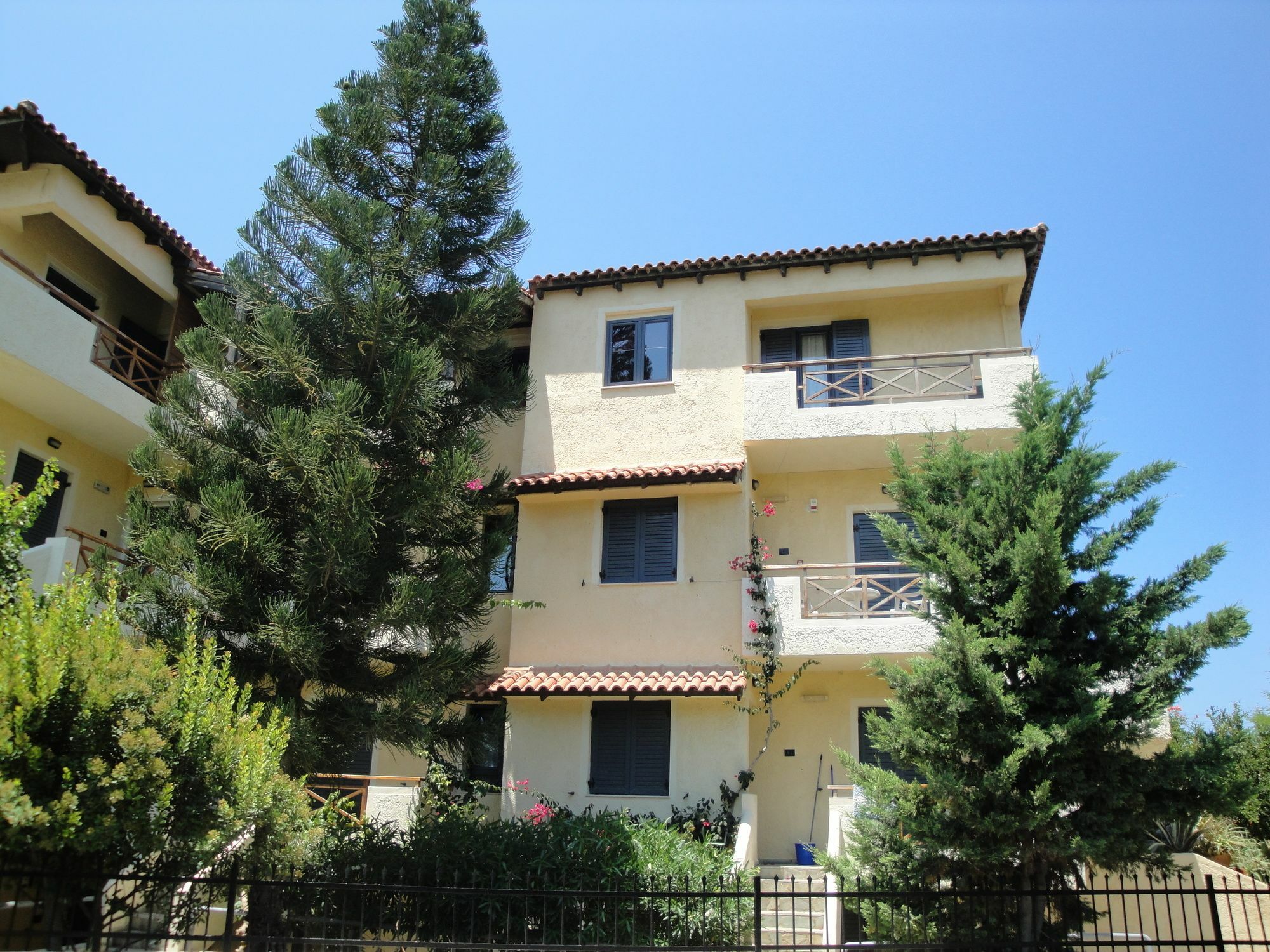 Nancy - Chara Apartments Karteros Exterior photo